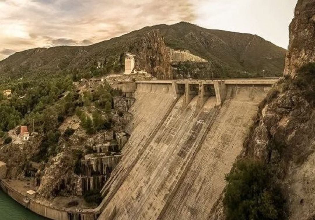 La presa del Cenajo (Moratalla) fue utilizada durante el franquismo como lugar de enterramiento colectivo. Cientos de presos políticos hicieron trabajos forzados en las obras, una vez muertos eran enterrados allí mismo