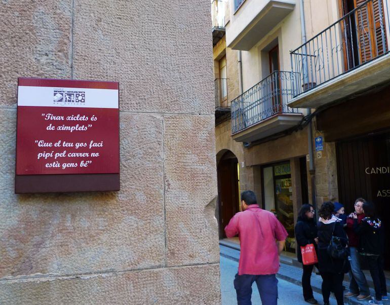 Imatge del rètol col·locat al carrer del Castell.