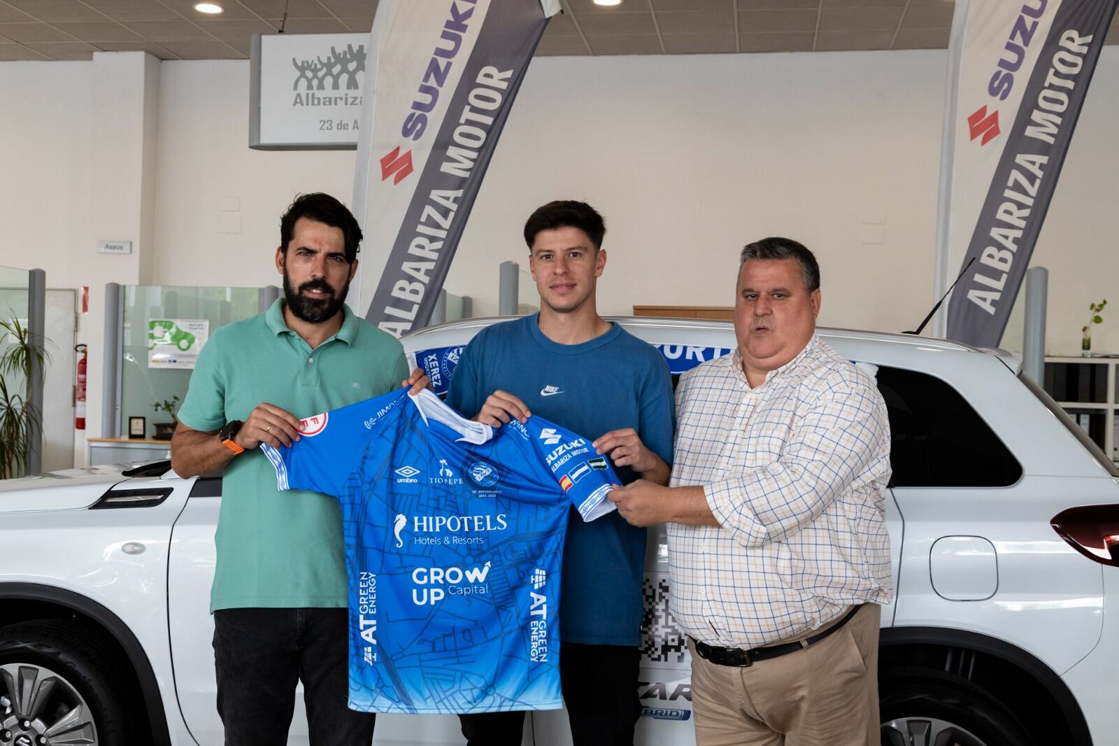 Edu Espada, Teté y Juan Franco, durante la presentación del jugador