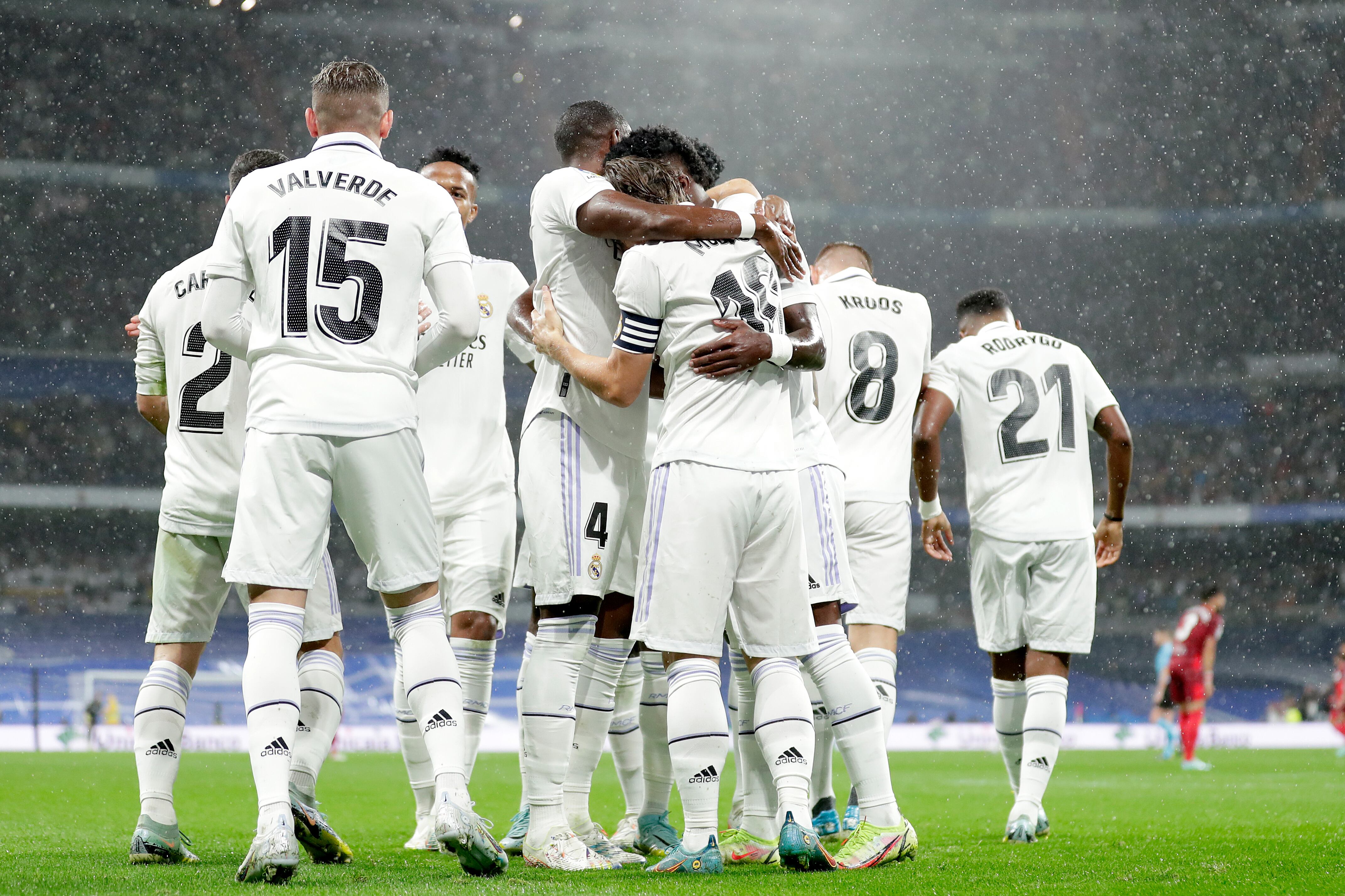 Luka Modric celebra con sus compañeros su gol al Sevilla