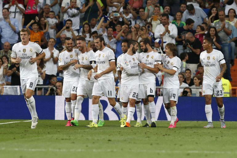 Los jugadores del Real Madrid celebran el gol de Nacho Fernández