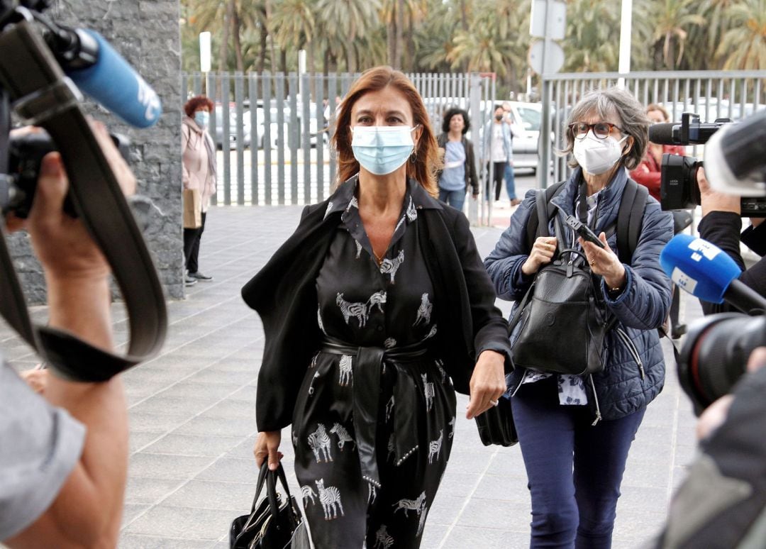 La exalcaldesa de Orihuela, Monica Lorente, a su entrada a la sede de la Audiencia Provincial de Alicante en Elche. Foto de archivo.