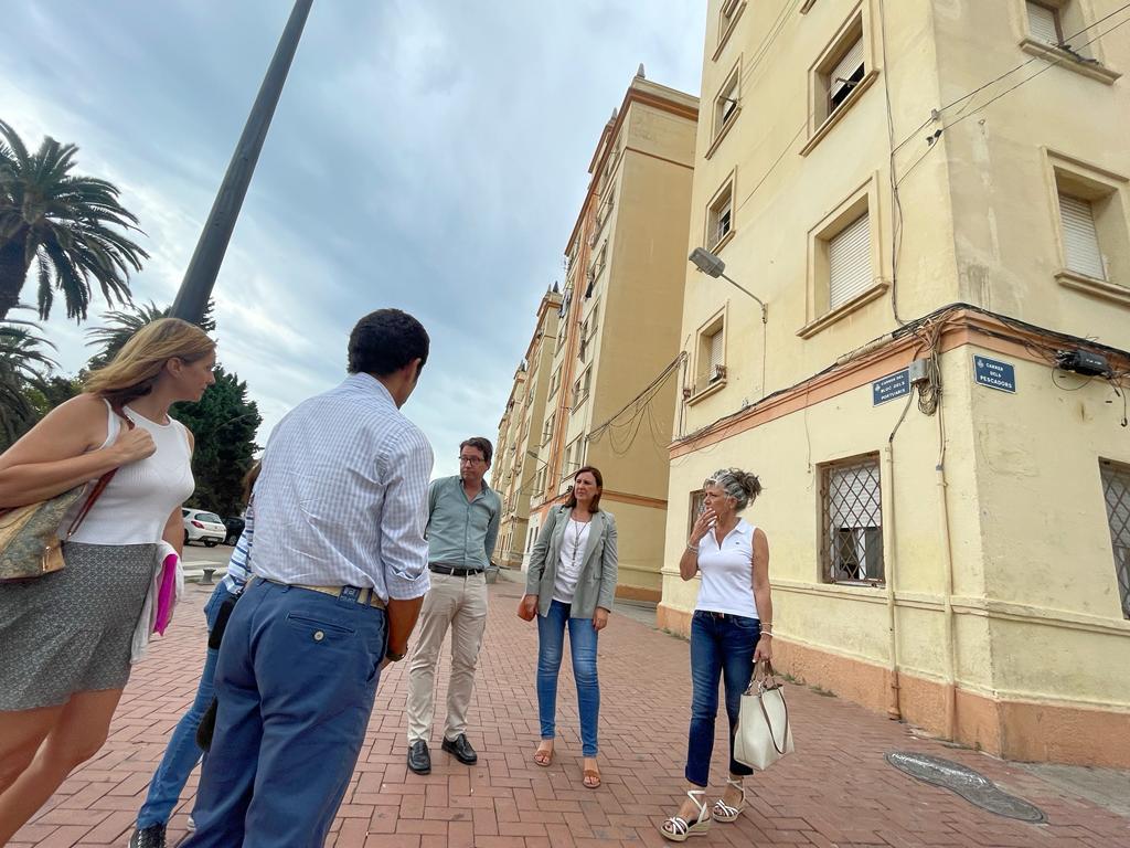 Visita de responsables municipales a los Bloques Portuarios del barrio del Cabanyal de València hace unos meses.