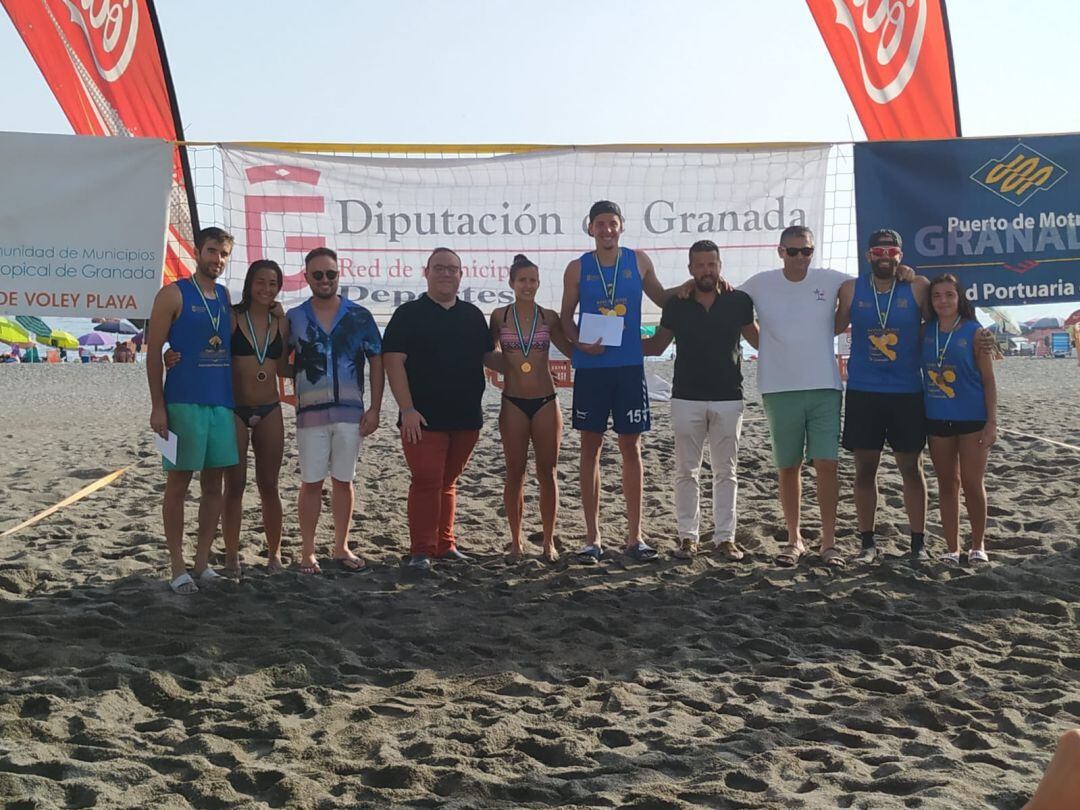 El diputado de deportes, Manuel Guirado, entrega los premios a los ganadores de la cuarta jornada del Circuito de Voley Playa de Diputación