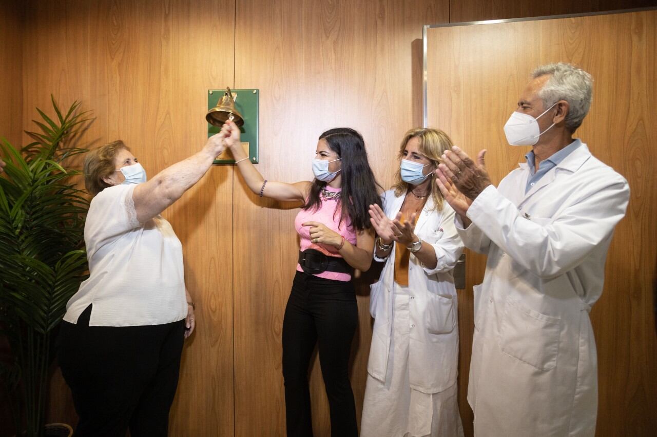 Momento en que la paciente toca la Campana de los Sueños en el QuirónSalud Infanta Luisa