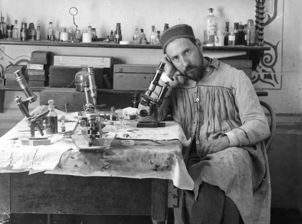 Autorretrato de Santiago Ramón y Cajal en su laboratorio en Valencia, entre 1884 y1887.