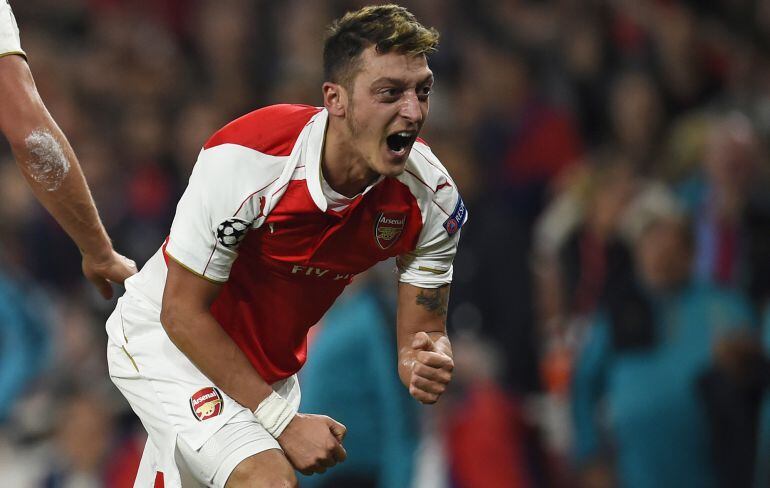 Mesut Özil celebra su gol ante el Bayern