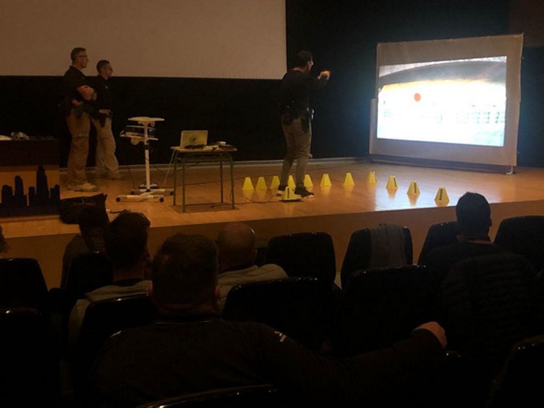 Entrenamiento de los policías de Benidorm con el simulador virtual Ícaro que ahora llega a Oliva 