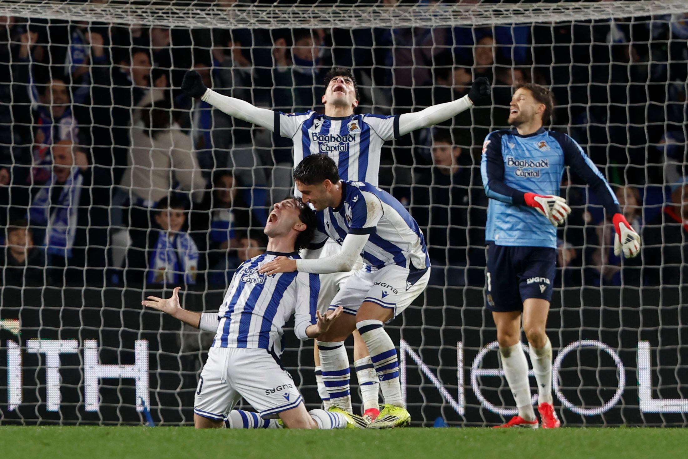 SAN SEBASTIÁN, 18/01/2026.- Jugadores de la Real celebran la victoria, al término del partido de LaLiga EA Sports que Real Sociedad y FC Barcelona han disputado este domingo en el estadio de Anoeta, en San Sebastián. EFE/Juan Herrero