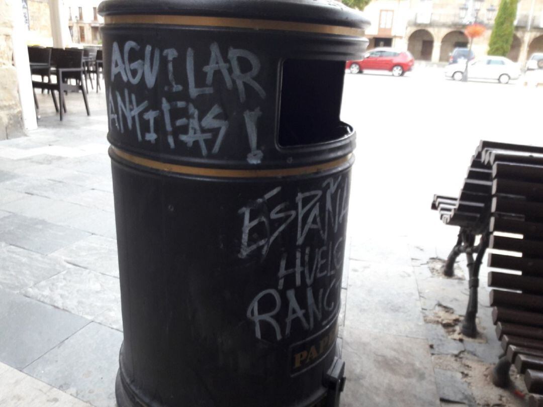 Papeleras pintadas en el casco histórico de Aguilar de Campoo (Palencia)