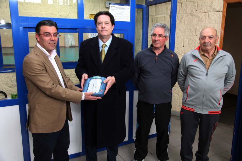 El concejal Pedro Llamas recibe el desfibrilador 