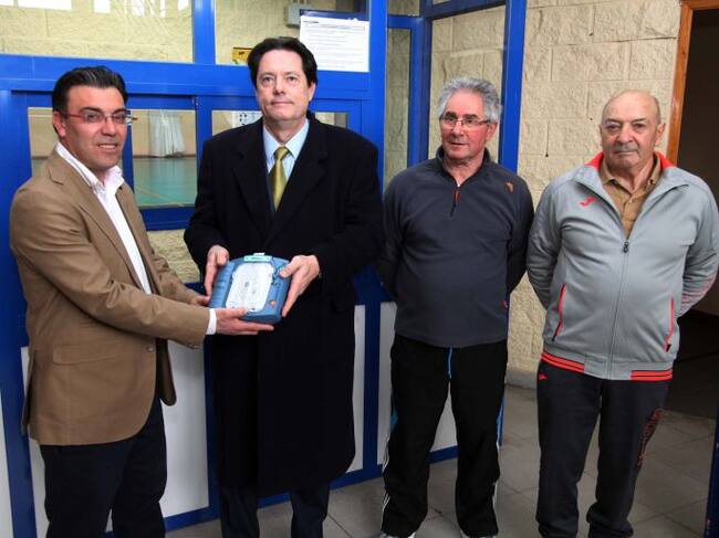 El concejal Pedro Llamas recibe el desfibrilador