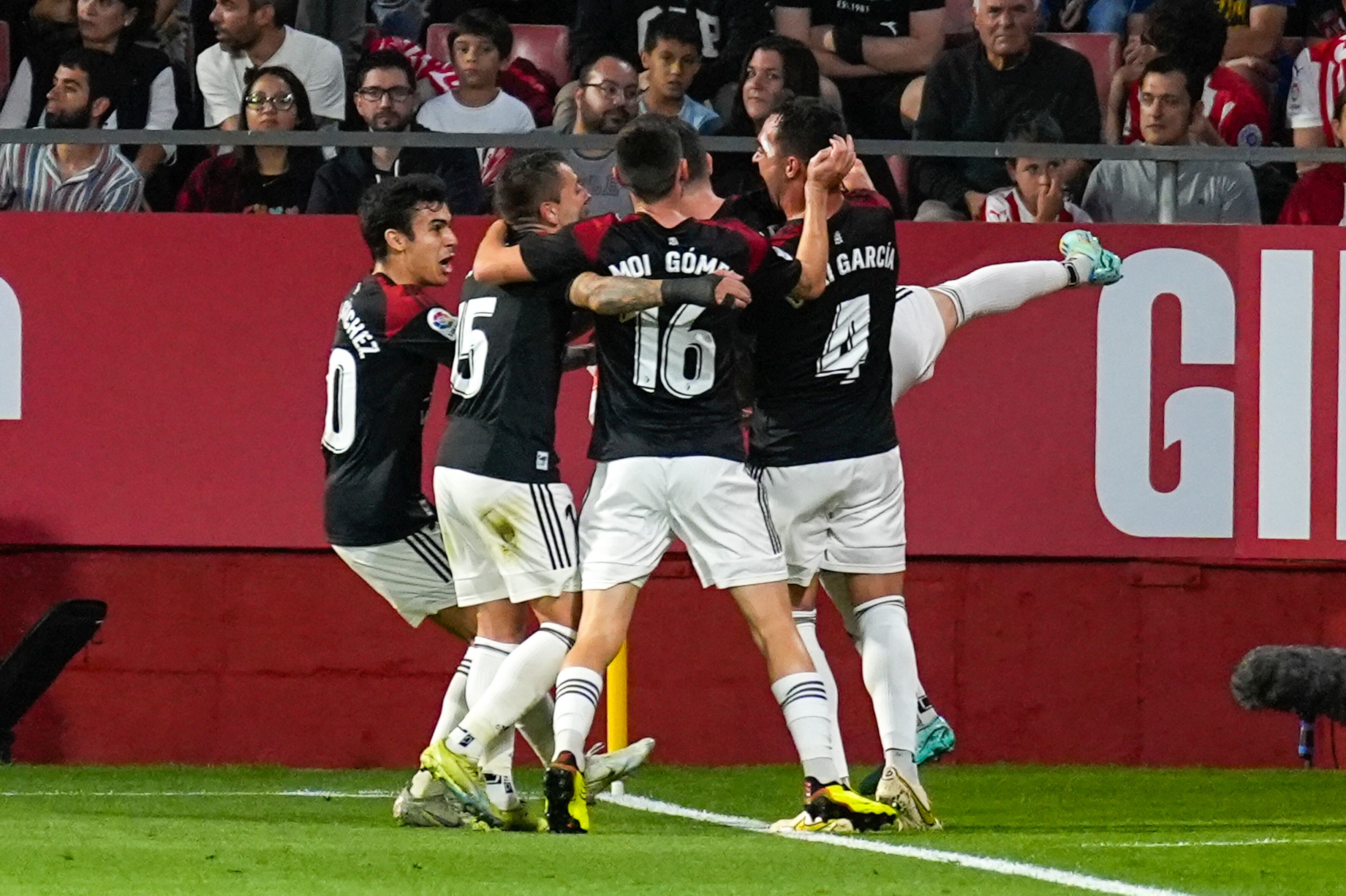 Los jugadores de Osasuna celebran el gol marcado por Kike Barja ante el Girona durante el partido en Montilivi de Girona