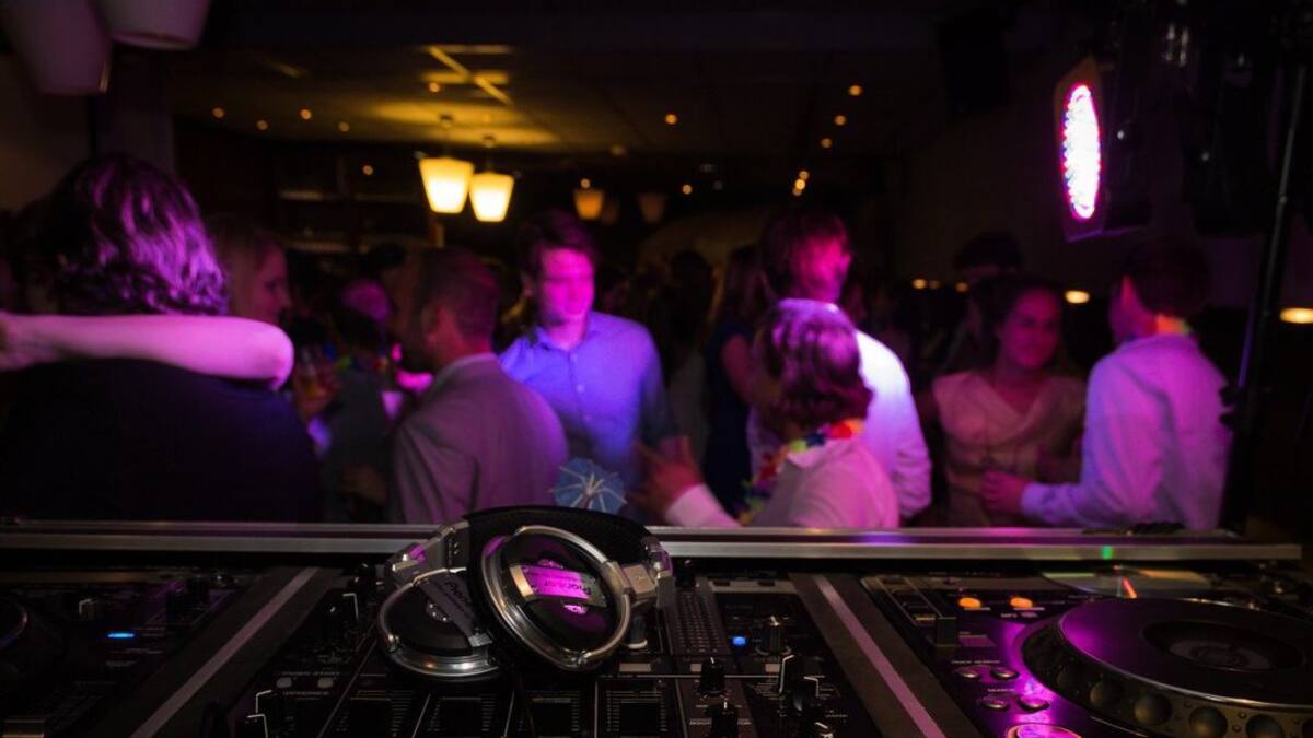 El ocio nocturno pide al Gobierno legislar el pasaporte COVID: "Una dejadez insultante"