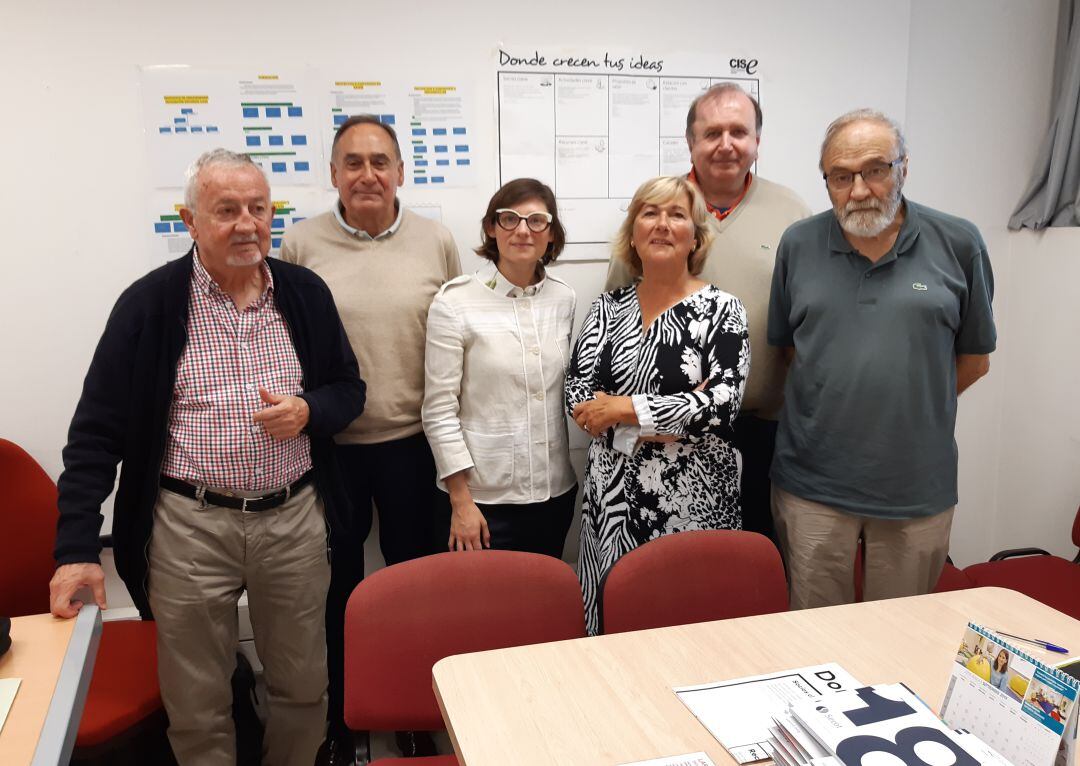 Voluntarios de Secot Gipuzkoa junto a la emprendedora Oihane Pardo