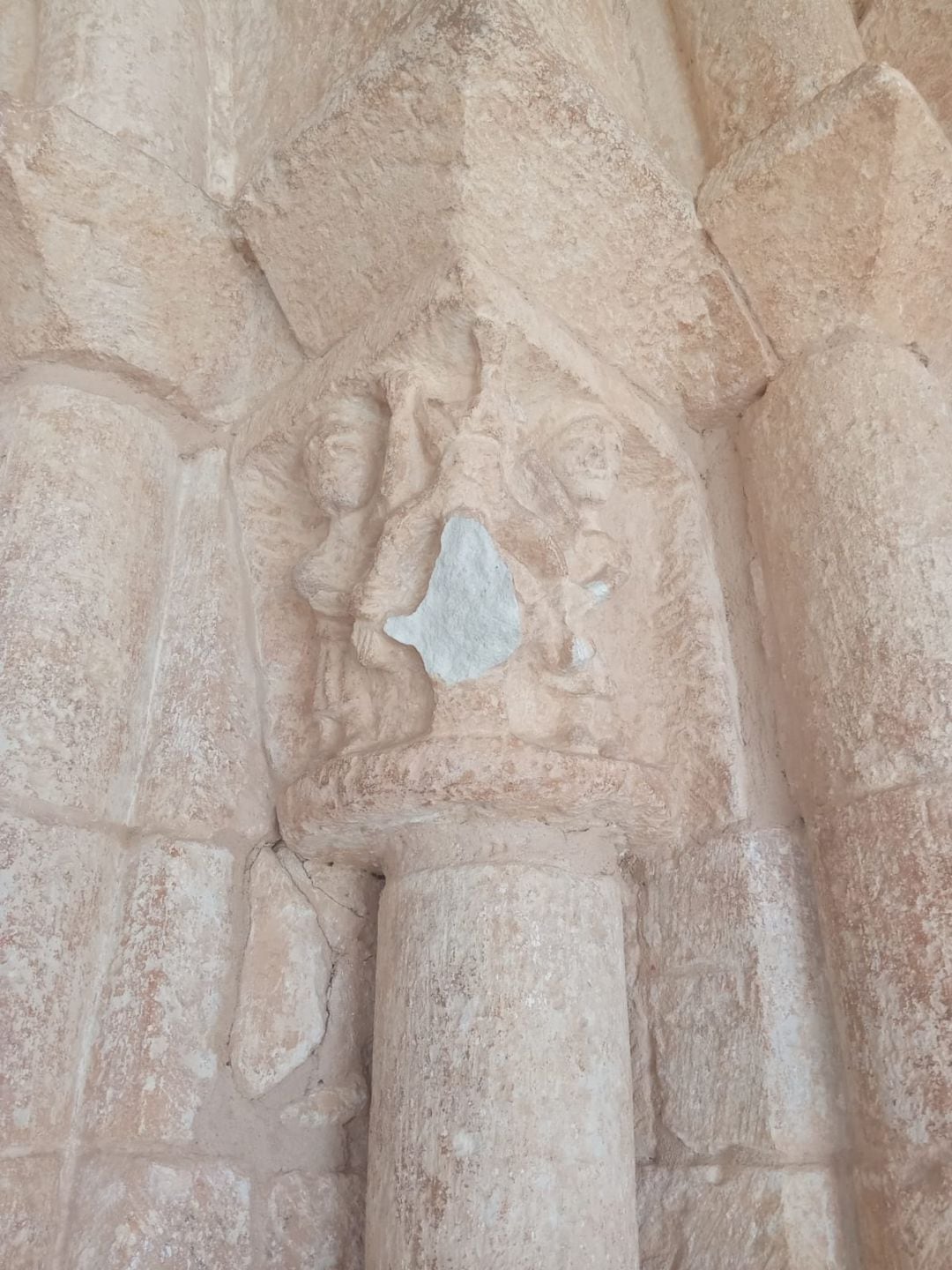 Capitel expoliado en la iglesia de Aguilera