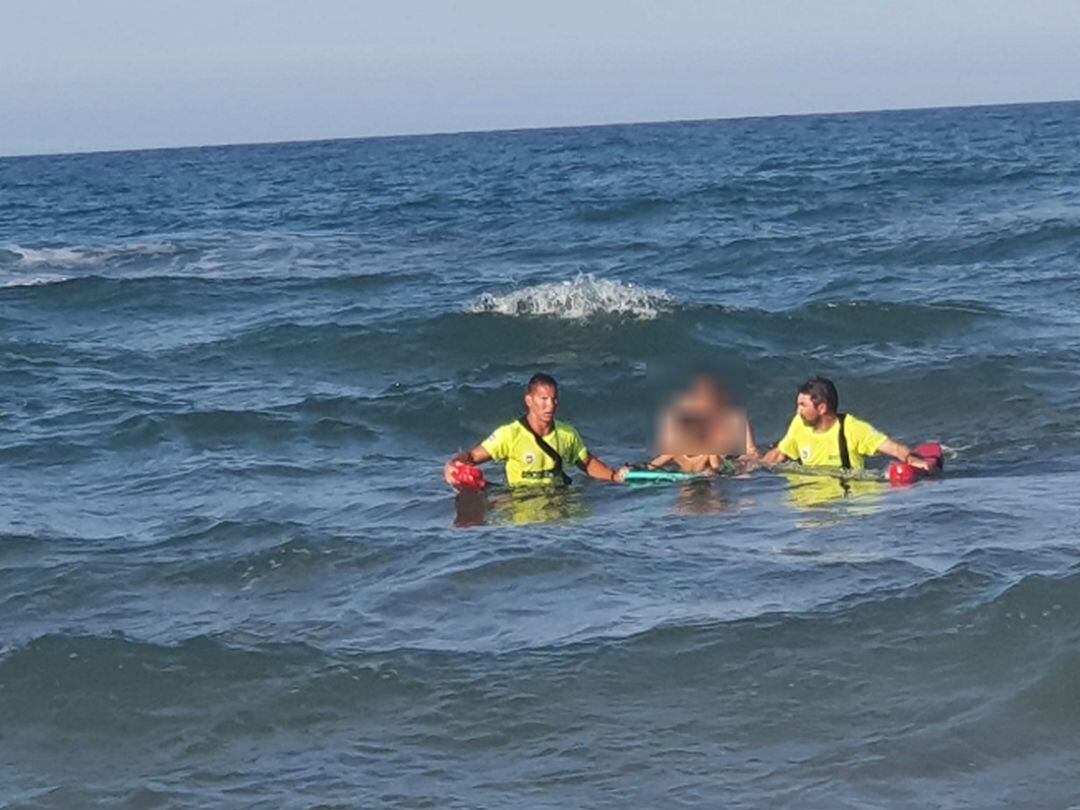 Rescate del niño con su tabla en la playa de Xeraco