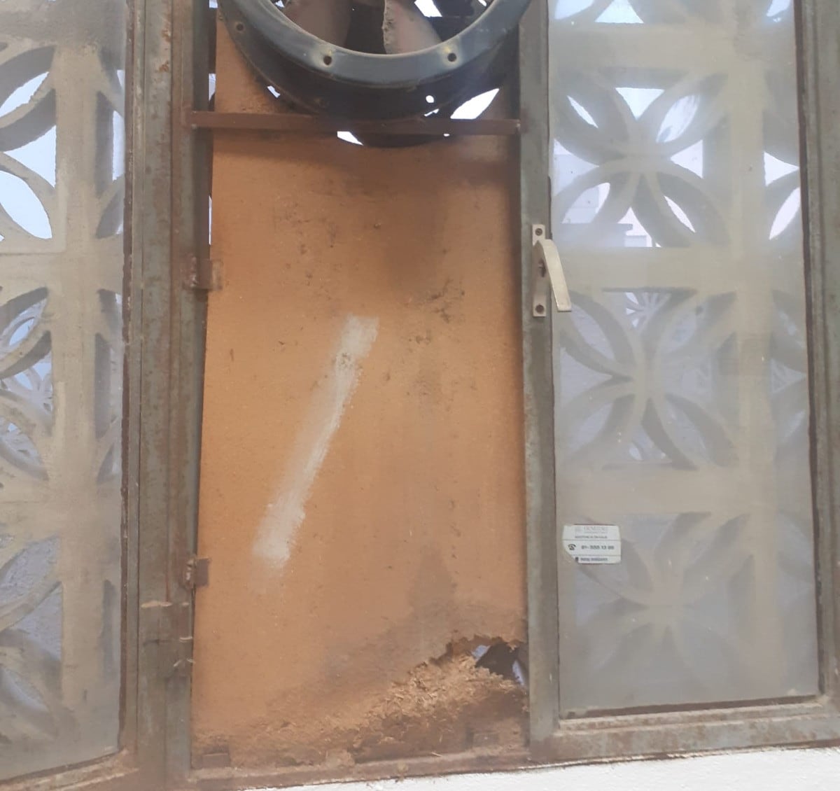 Ventana cubierta con chapón en el área de mantenimiento