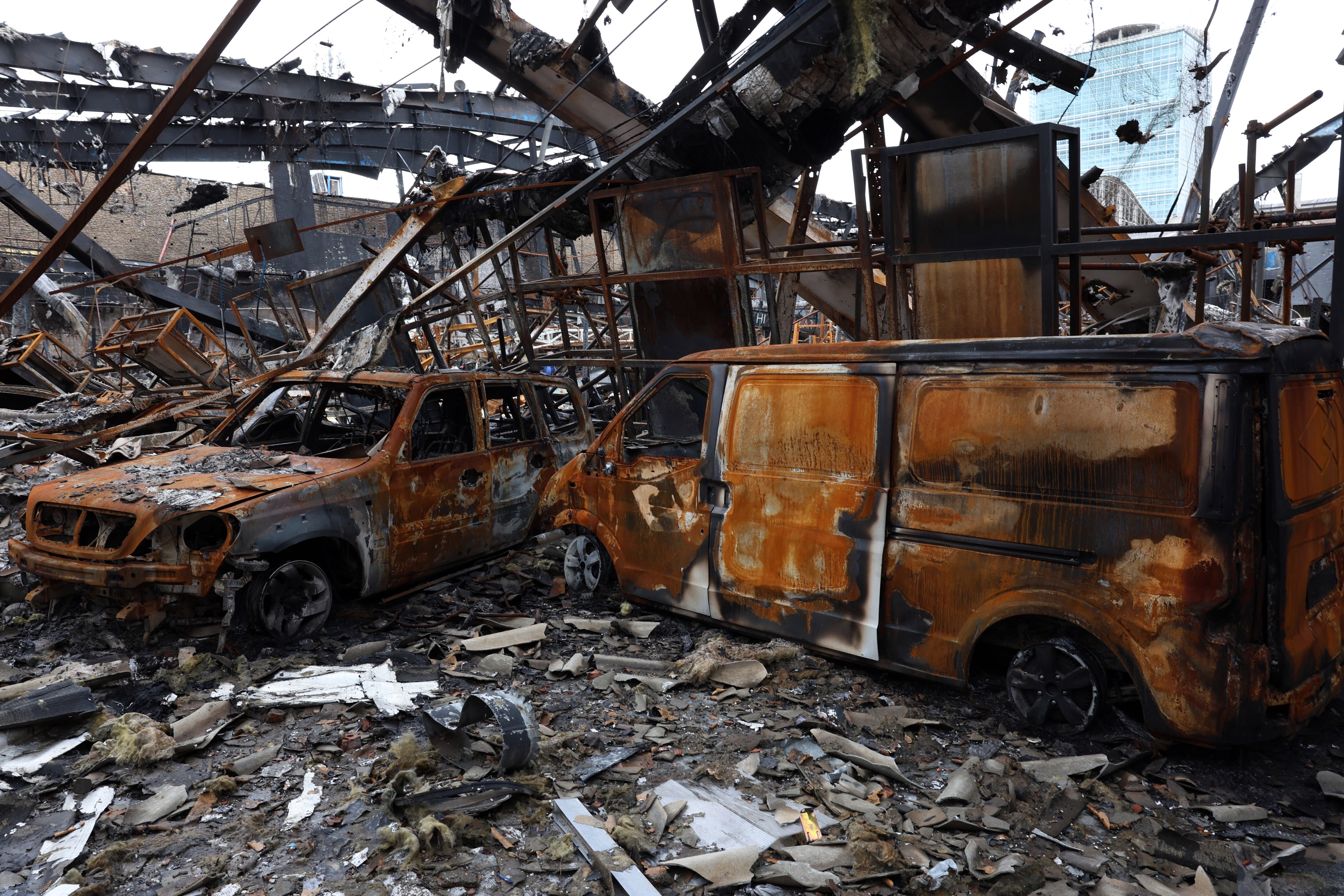 TEHRAN (Iran (Islamic Republic Of)), 28/03/2026.- Wreckage of vehicles at an auto service centre in Tehran, Iran, 28 March 2026. A joint Israeli and US military operation continues to target multiple locations across Iran since the early hours of 28 February 2026. (Teherán) EFE/EPA/ABEDIN TAHERKENAREH