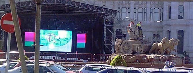 En la madrileña Plaza de Cibeles se ha preparado el escenario que acogerá las actuaciones musicales por el triunfo de la Selección española. La estatua de la Cibeles ya luce una bandera española