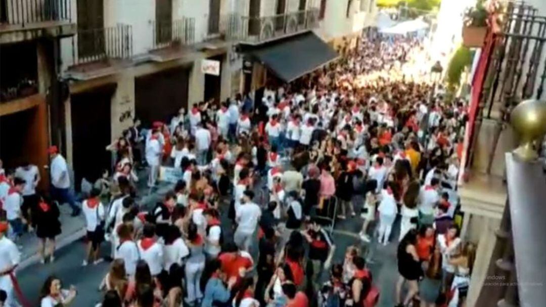 Jóvenes disfrutando de la fiesta en Irun sin distancia social ni mascarilla.