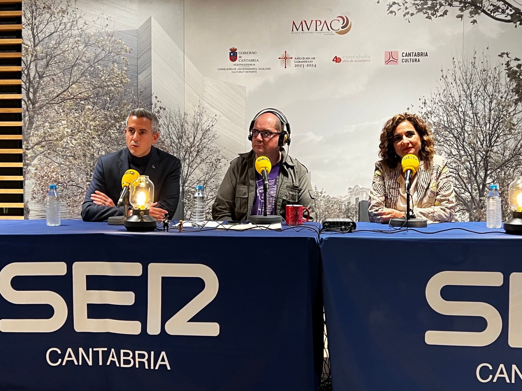 El vicepresidente de Cantabria, Pablo Zuloaga, el director de SER Historia, Nacho Ares, y la ministra de Hacienda, María Jesús Montero.