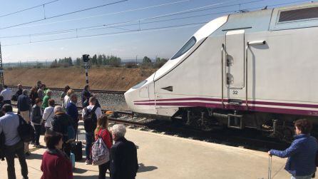 Viajeros esperando el cambio de tren en Villamuriel