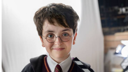 Dominic McLaughlin se pone por primera vez el uniforme de Hogwarts y las gafas redondas. HBO.