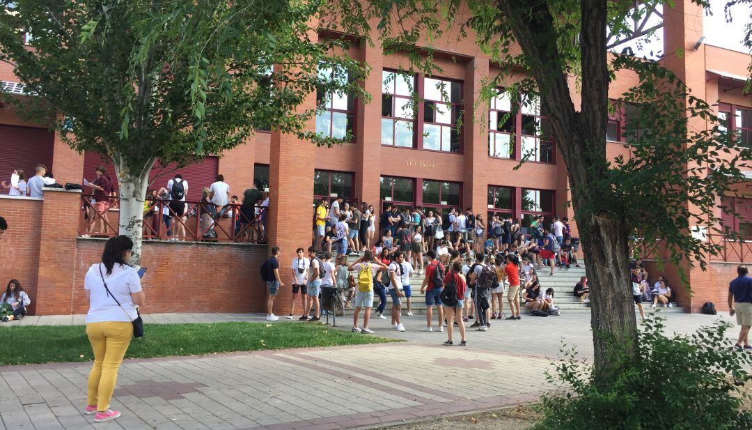 Alumnos a las puertas del Aulario de la UVa, unas de las sedes donde se realizan las pruebas de la EBAU