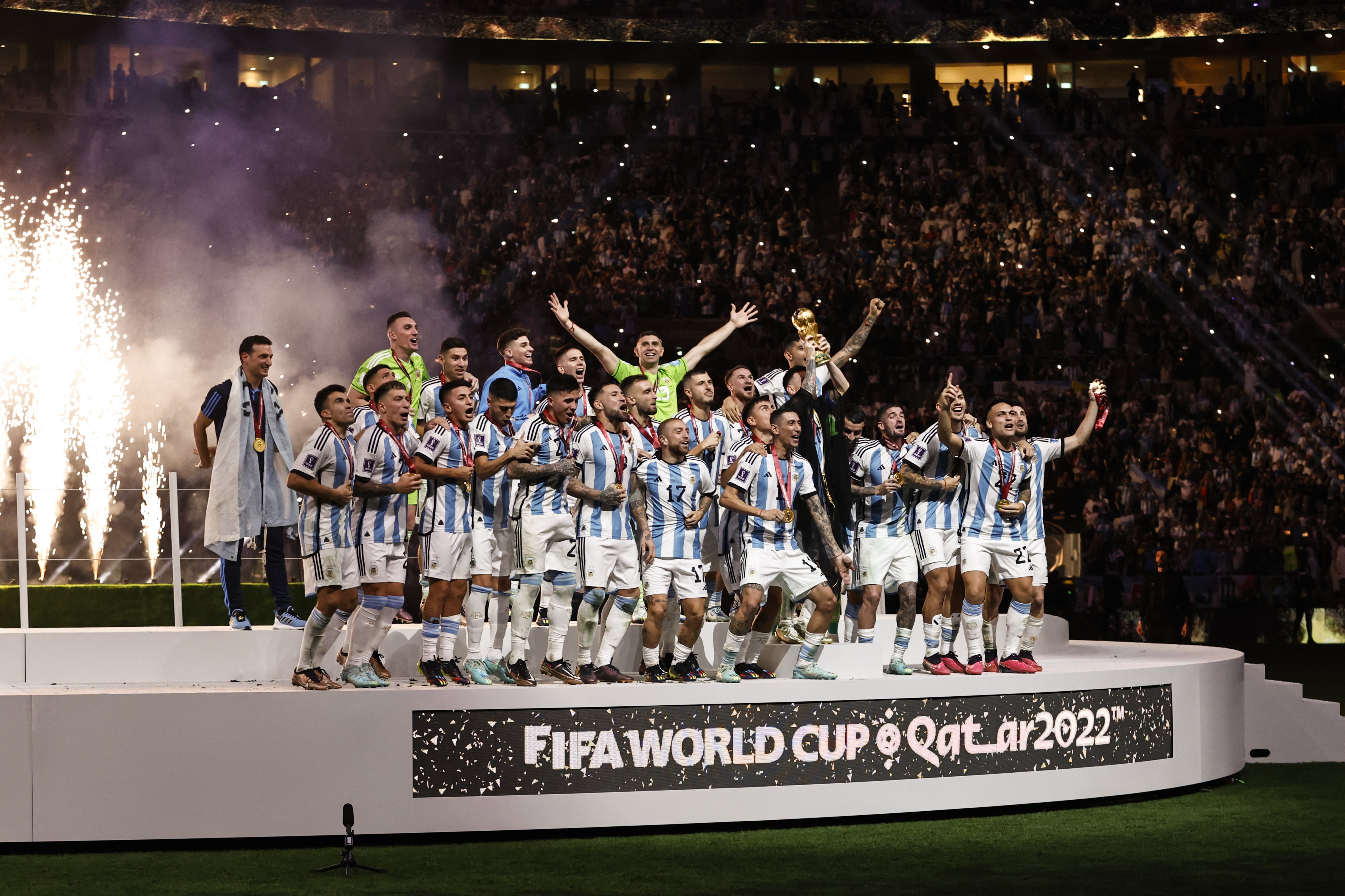 Jugadores argentinos celebran el título.