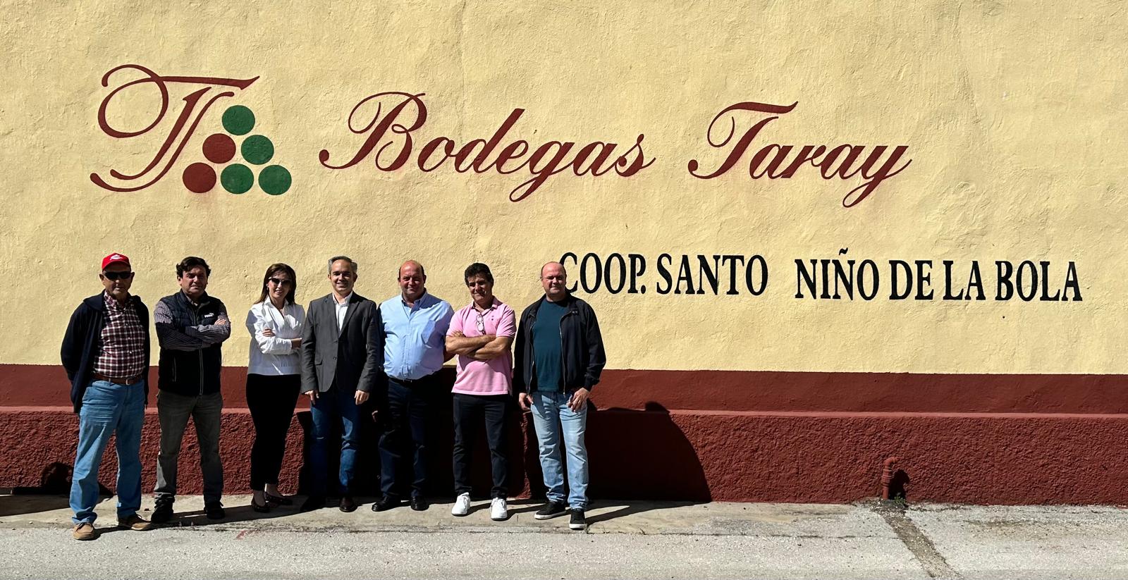 Visita del delegado de agricultura en la provincia de Cuenca, Rodrigo Fernández, a la Cooperativa Santo Niño de la Bola