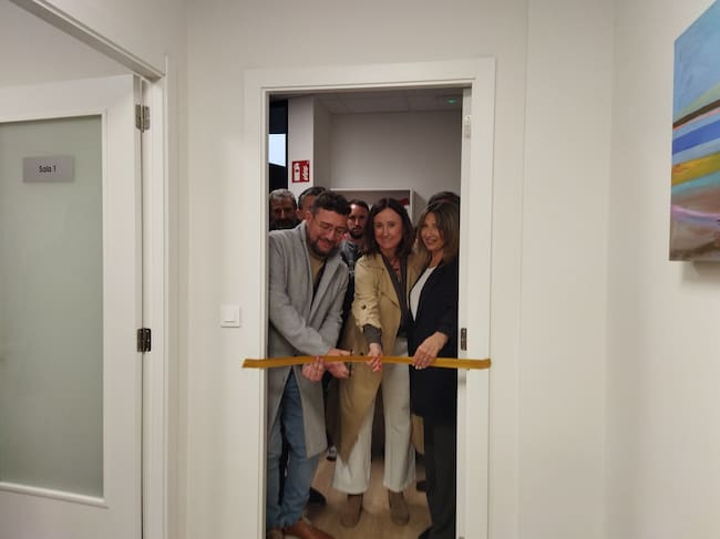 Àlex Cerradelo, vicealcalde de Alcoy; Aroa Mira, edil de Políticas Inclusivas, y María José Grau, presidenta de Solc, cortando la cinta inaugural de la sede de la asociación situada en la calle Santa Rosa.