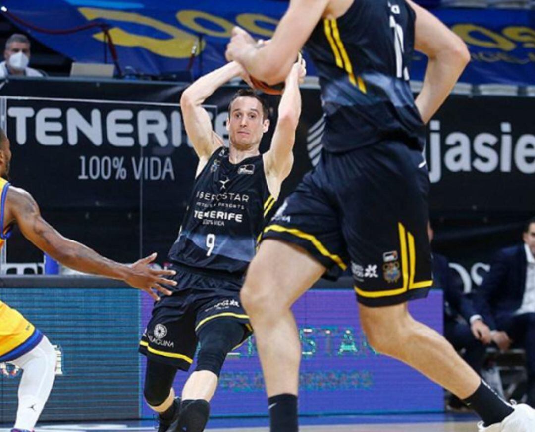 Marcelinho, en acción durante el derbi en el Santiago Martín.