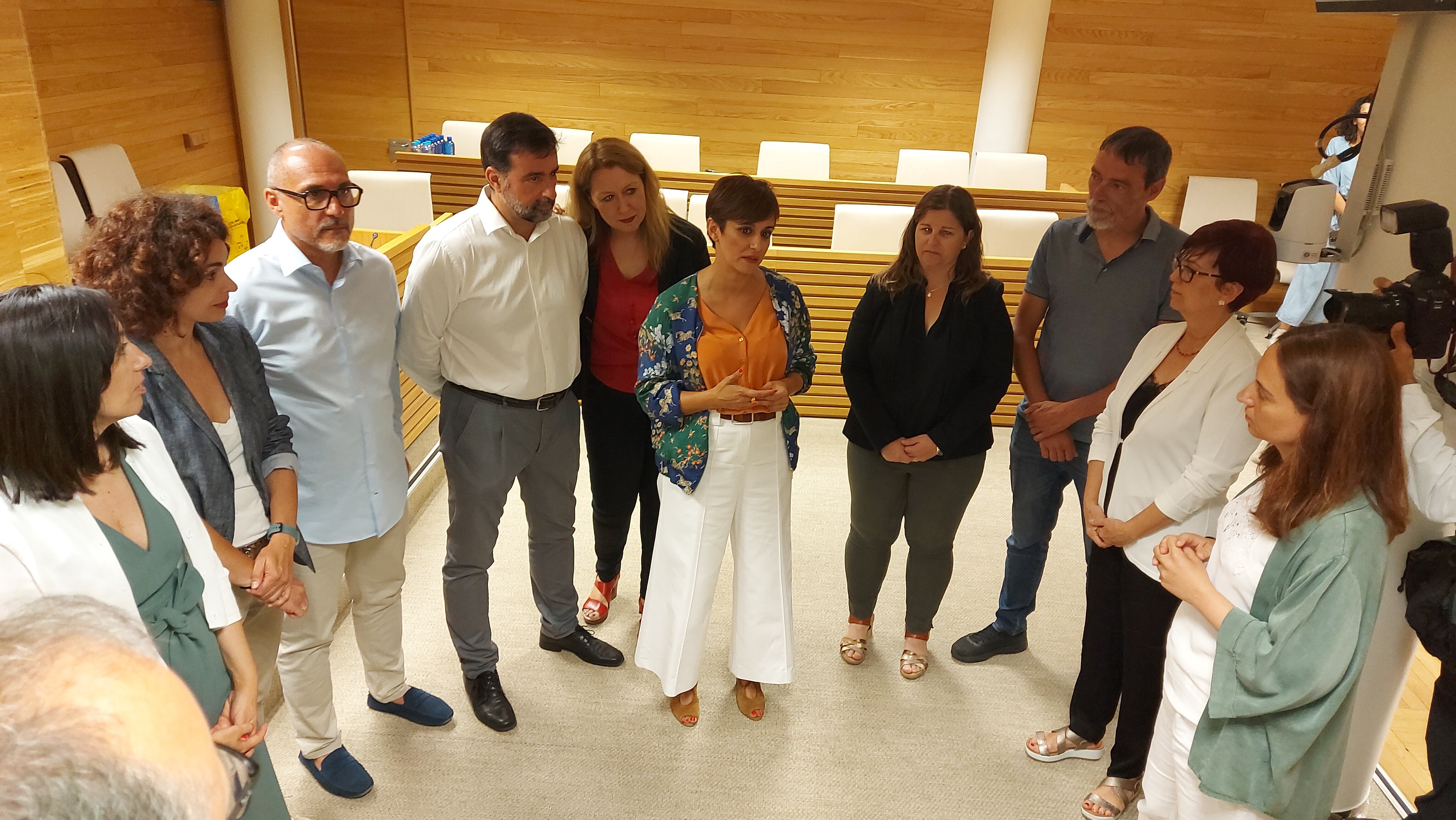 La ministra portavoz, Isabel Rodríguez, en el salón de plenos del Ayuntamiento de Getafe junto a la alcaldesa, concejales y la delegada del Gobierno en Madrid