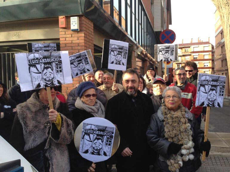 Lluís Suñe acompanyat per membres de la plataforma "Lluís Absolució" a l'entrada dels jutjats de Tarragona