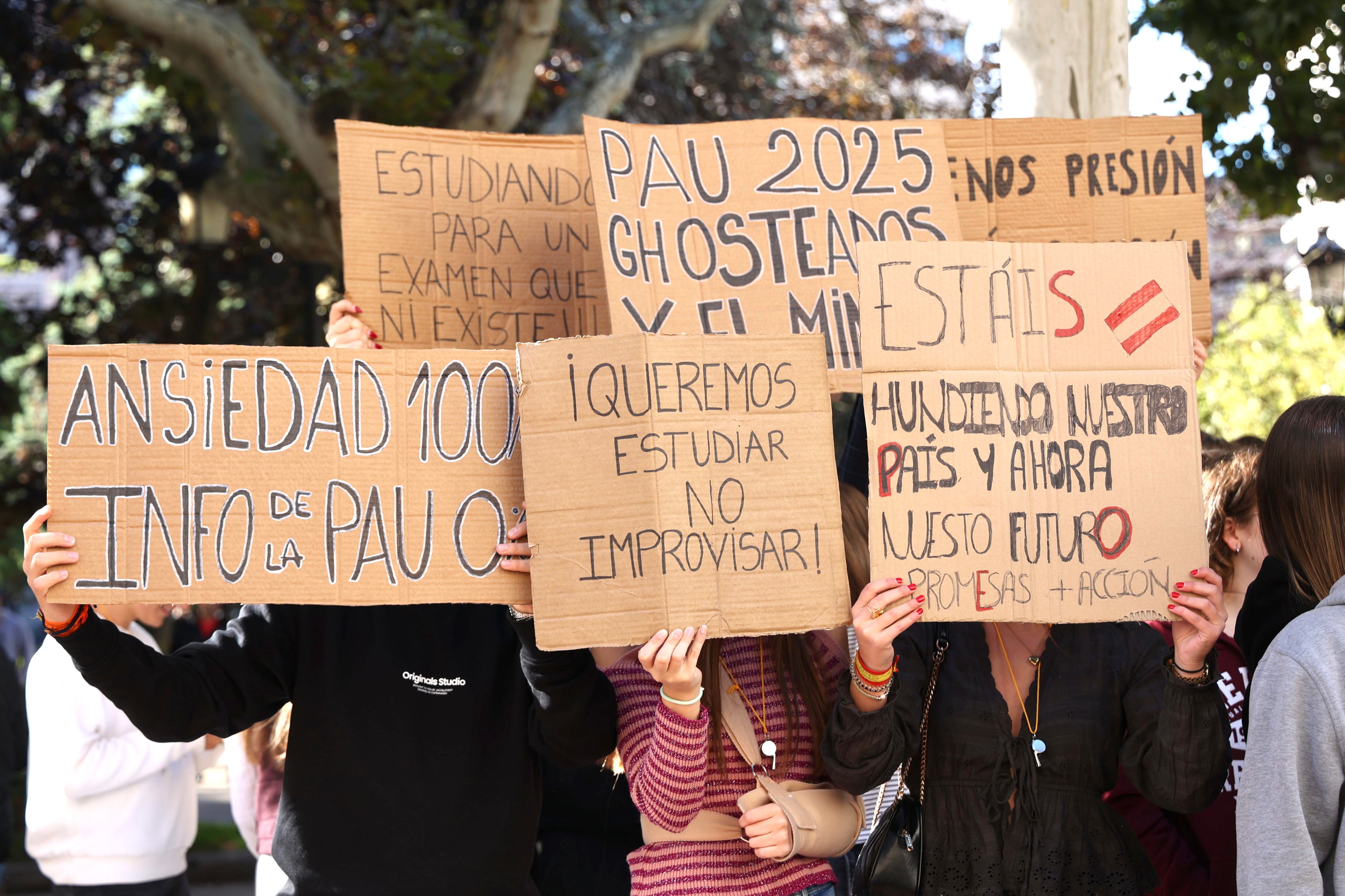 LOGROÑO 11/10/2024.- Alrededor de un centenar de estudiantes se ha concentrado este viernes en Logroño, frente a la Delegación del Gobierno de La Rioja, para protestar por la indefinición que existe en torno a la Prueba de Acceso a la Universidad (PAU) de este curso. EFE/Raquel Manzanares