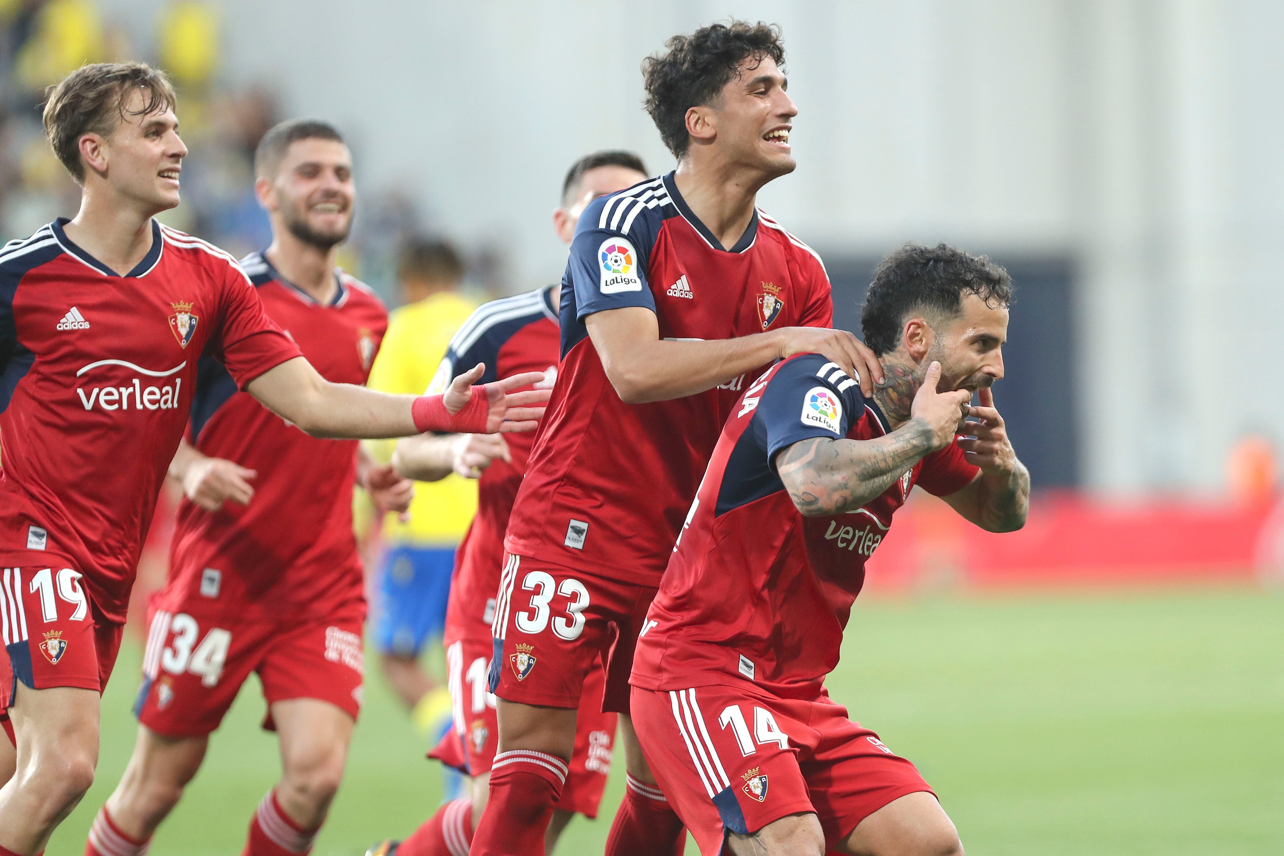 CÁDIZ, 25/04/2023.- El centrocampista de Osasuna Rubén García (d) celebra con sus compañeros tras marcar ante el Cádiz, durante el partido de Liga que enfrenta al Cádiz CF y al Club Atlético Osasuna este martes en el estadio Nuevo Mirandilla. EFE/Román Ríos
