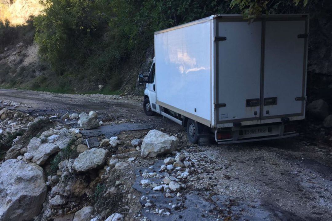 Un camión transita a duras penas por la carretera La Toba - Santiago Pontones