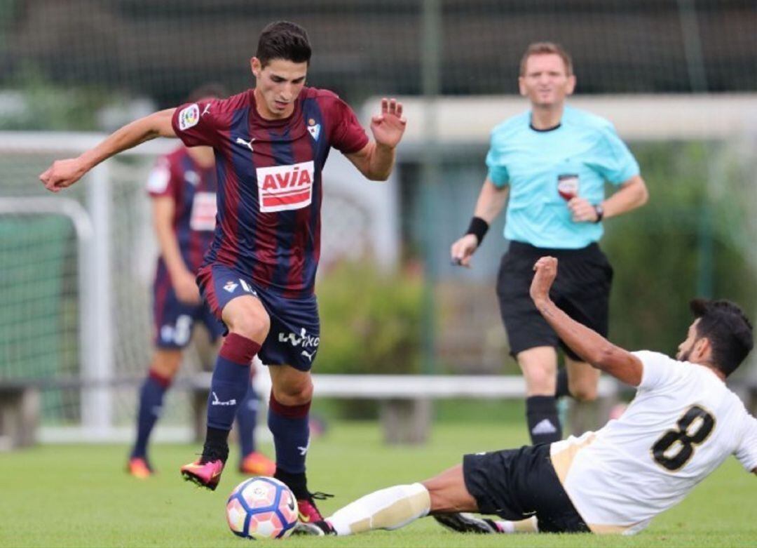 Pere Milla conduce el balón en un partido con el Éibar