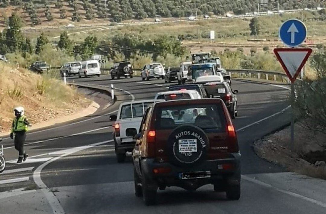 Caravana de agricultores por la N-322.