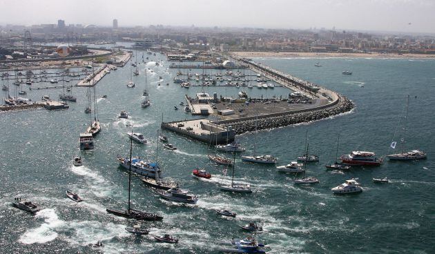 Primera jornada de regatas en la 32 edición de la America&#039;s Cup en junio de 2007 en València