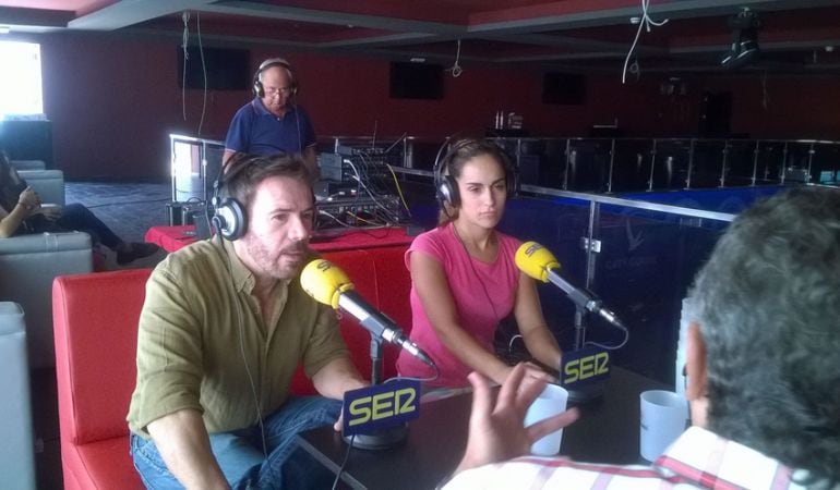 Narciso Márquez, propietario del Ocean Club Sevilla, junto a estenia Pinto, una de sus trabajadoras