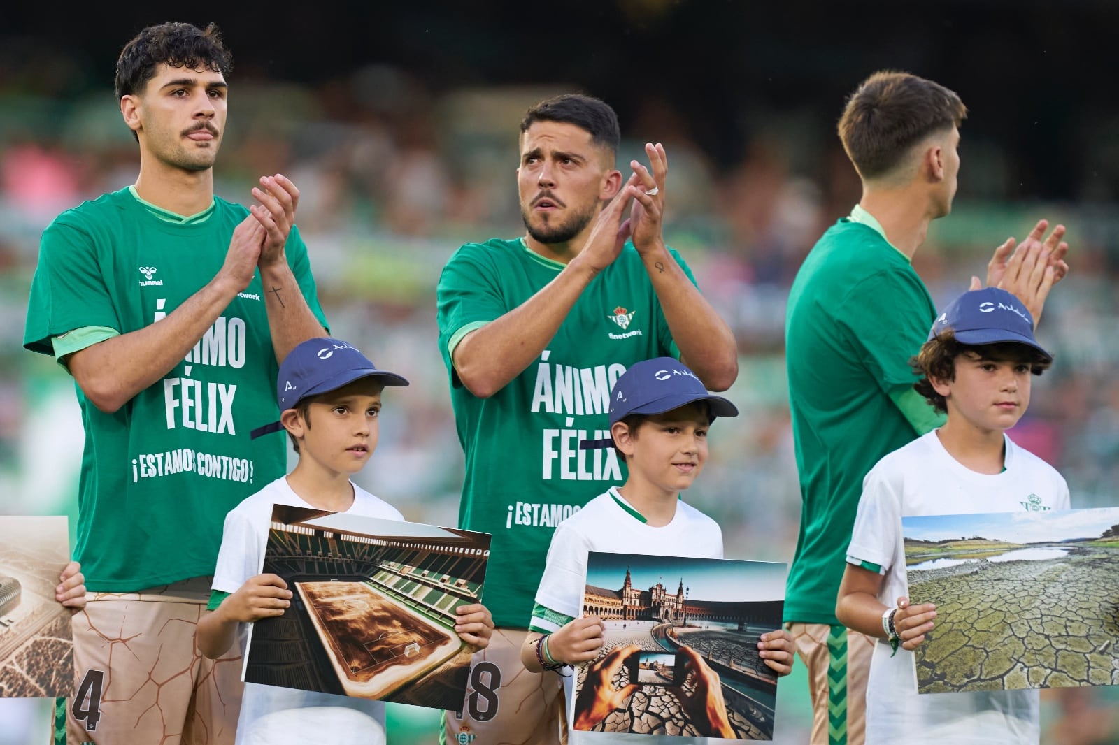 Futbolistas y niños con carteles alusivos a problemas medioambientales en la previa del partido Betis-Almería Forever Green