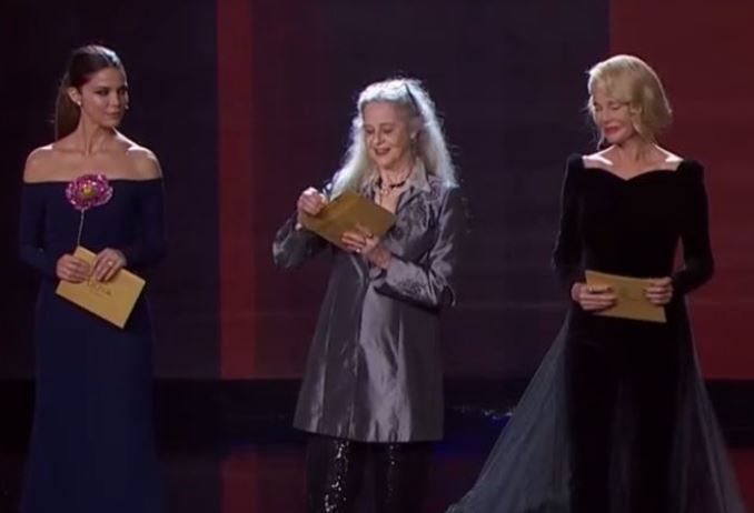 Vicky Peña anunciando los nominados en los Goya