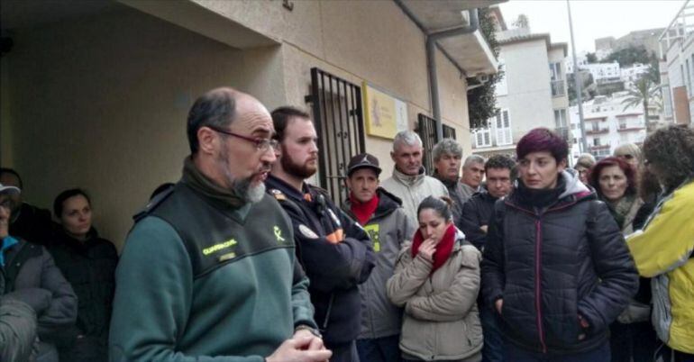 La Guardia Civil da instrucciones a los vecinos de Salobreña para localizar a su vecina desaparecida