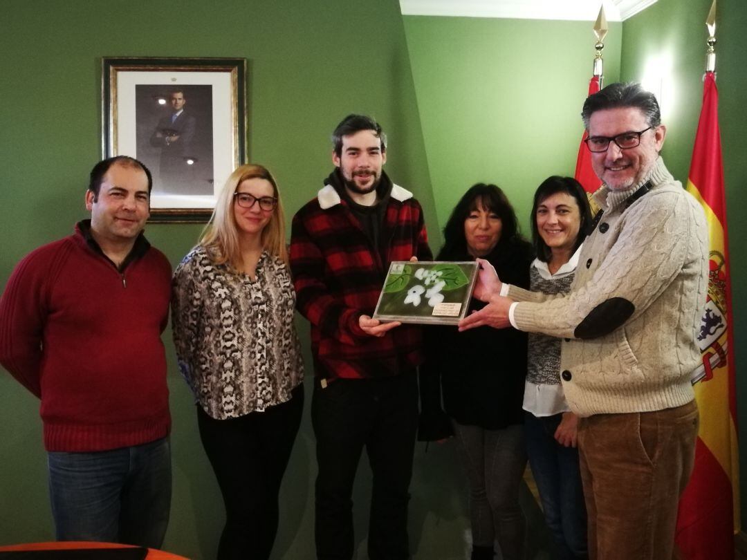 El alcalde del Real Sitio, José Luis Vázquez, entrega uno de los premios del Concurso de tapas