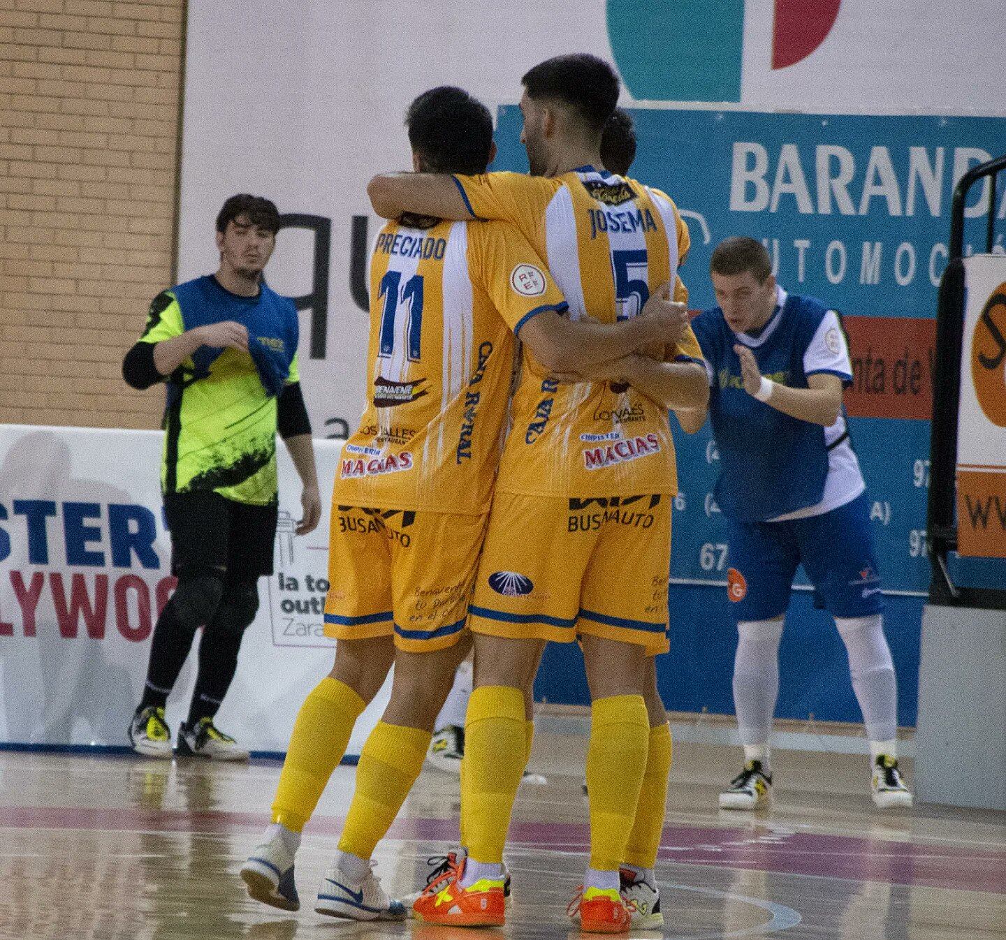 Josema y Jesús Preciado se abrazan en un gol