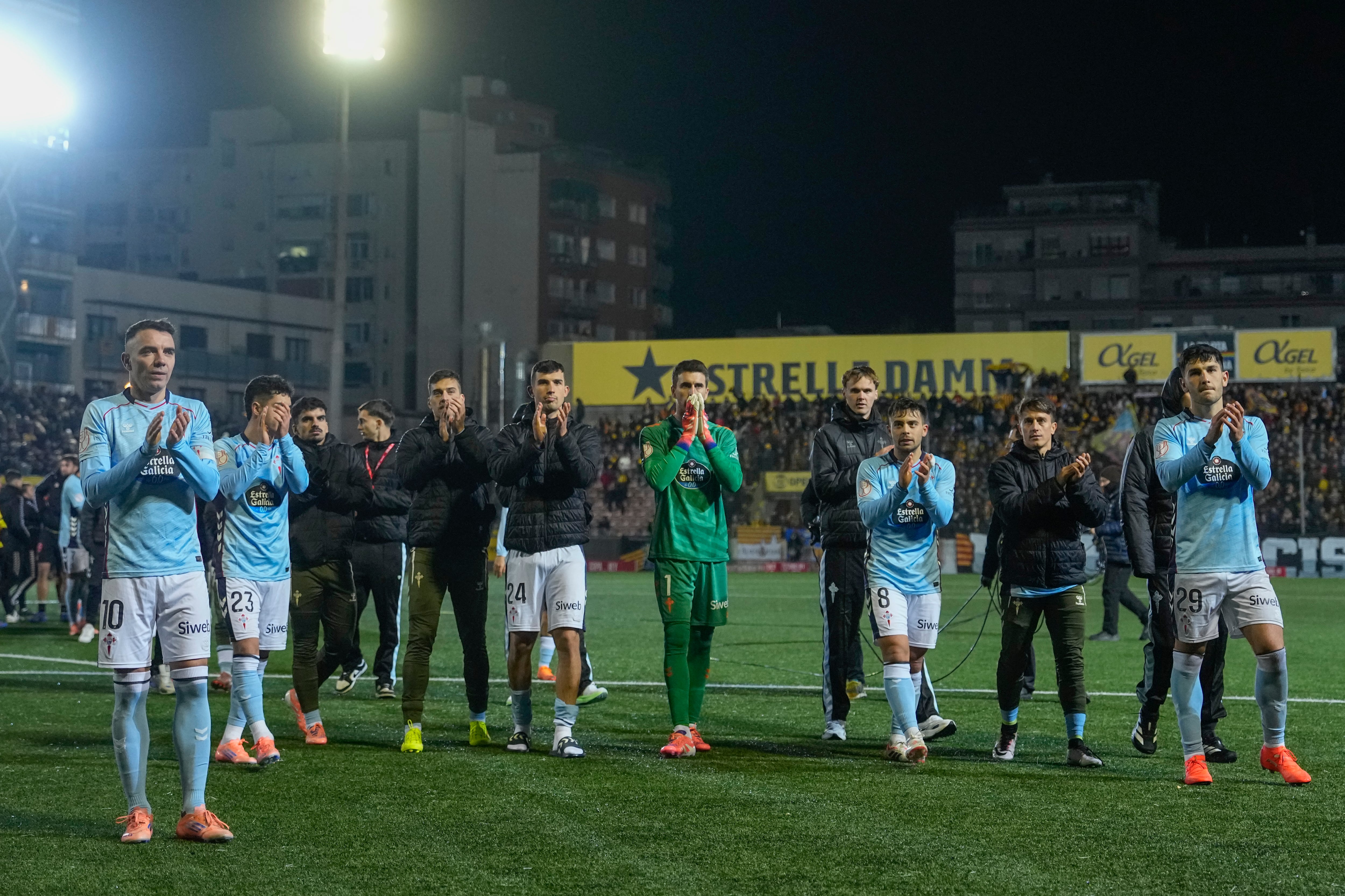 BARCELONA, 04/12/2025.- Los jugadores del Celta celebran la victoria con la afición al finalizar el partido de la segunda eliminatoria de la Copa del Rey que Sant Andreu y Celta de Vigo disputaron este jueves en el estadio Narcís Sala. EFE/ Enric Fontcuberta