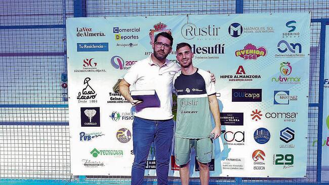 Roberto Olivares recibió un más que merecido reconocimiento por su apoyo incondicional en un evento que se ha consolidado.