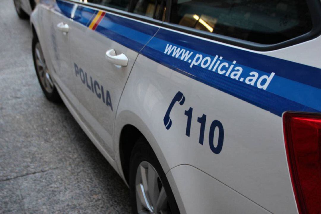 La policia va detenir dissabte un jove de 24 anys acusat de gravar amb el seu mòbil dones als emprovadors d'un establiment comercial d'Escaldes.